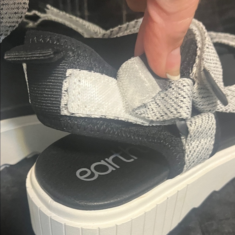 NEW!  Earth Black and White Women's Sandals - Picture 4 of 5